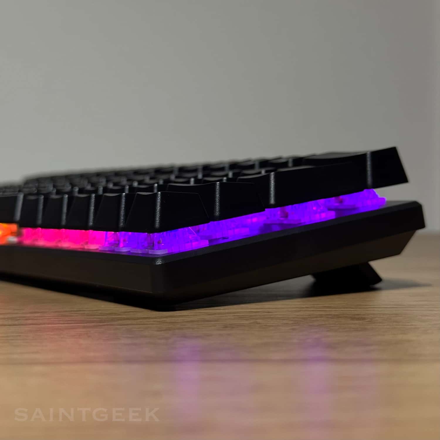 Teclado mecánico gamer TK61 Negro RGB - Red Switch