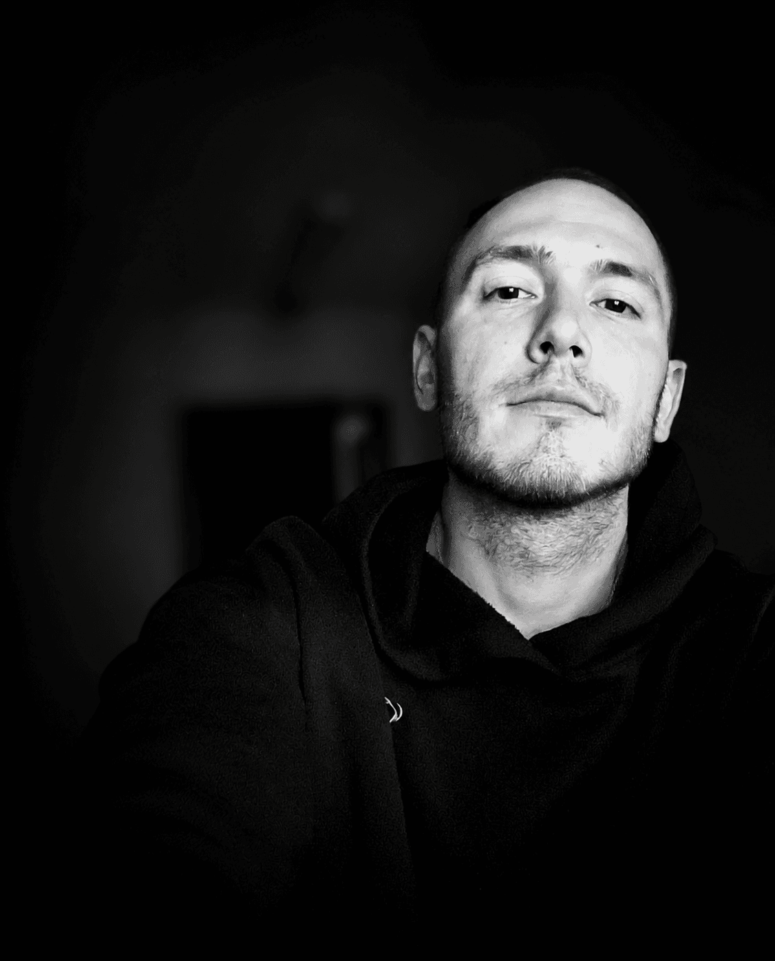 Retrato en blanco y negro del equipo SaintGeek con fondo oscuro desenfocado