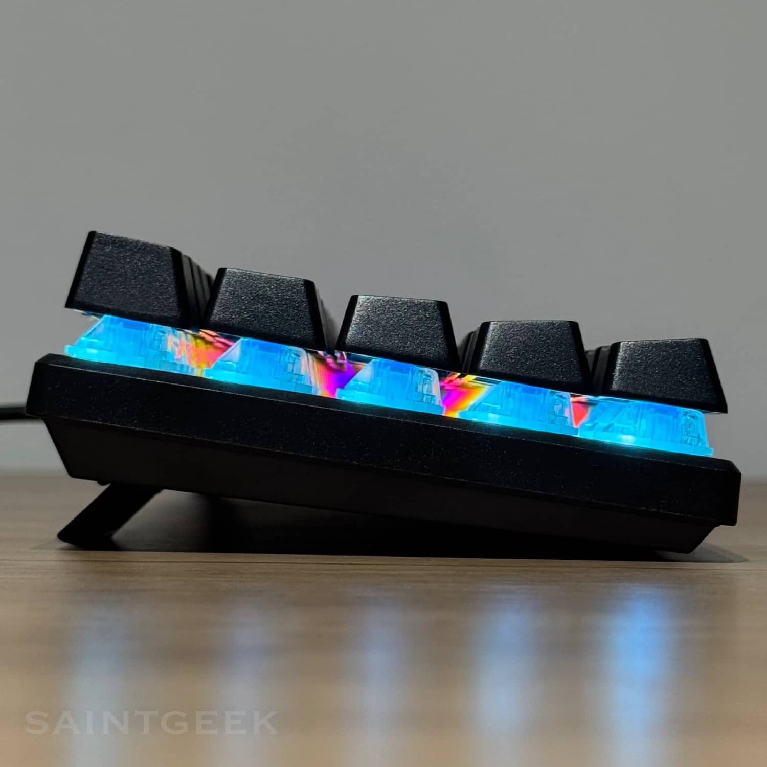 Teclado mecánico Zifriend BD63 60% color negro, switch Blue — perfil lateral izquierdo