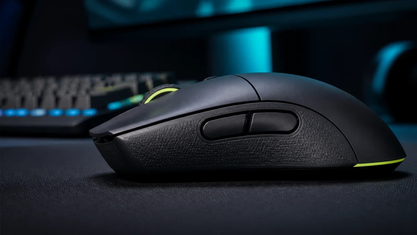 Primer plano de botones laterales en un mouse gamer sobre un mousepad oscuro