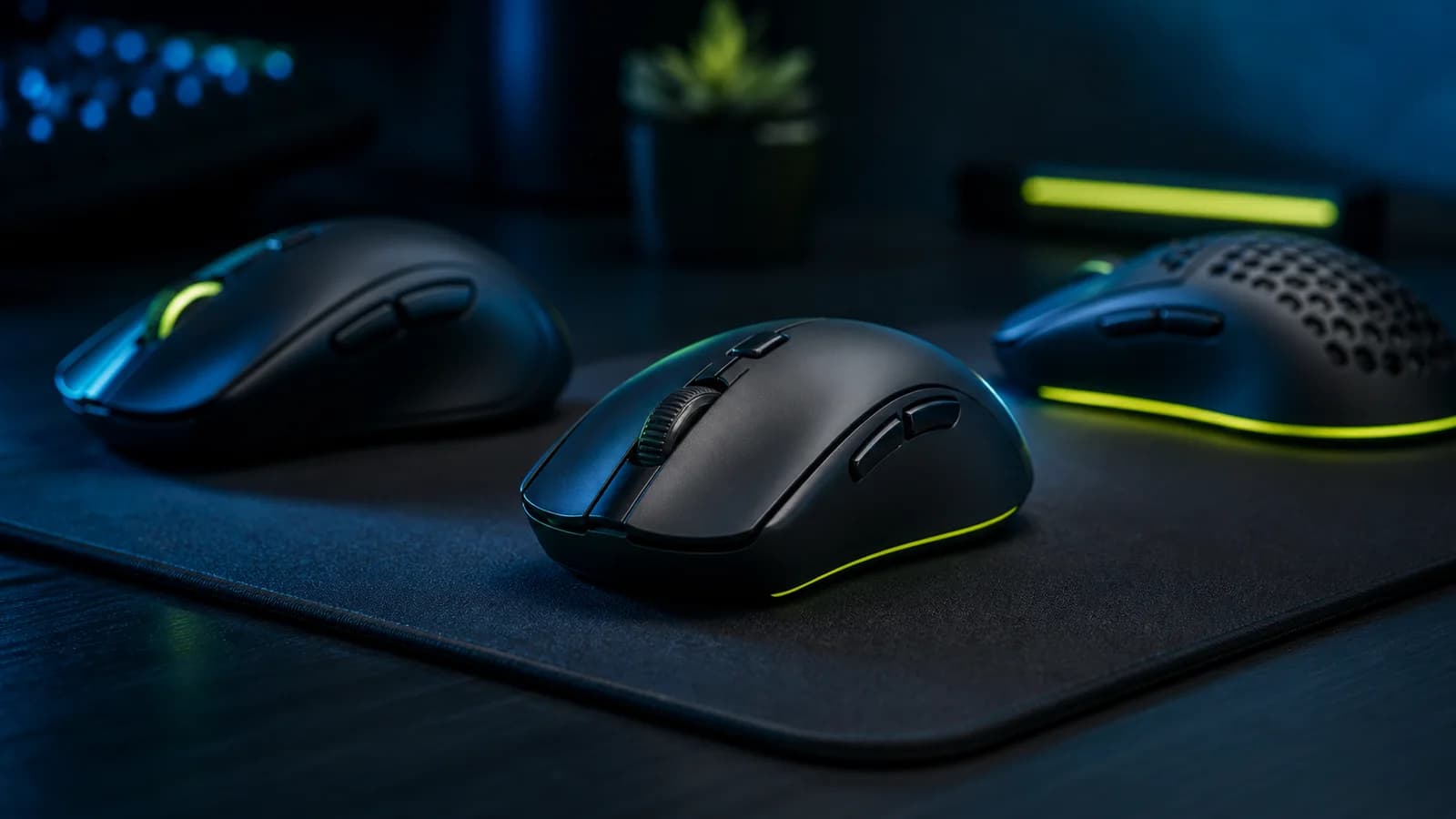 Tres mouse gamer sobre un mousepad para comparar forma, grip y comodidad antes de comprar