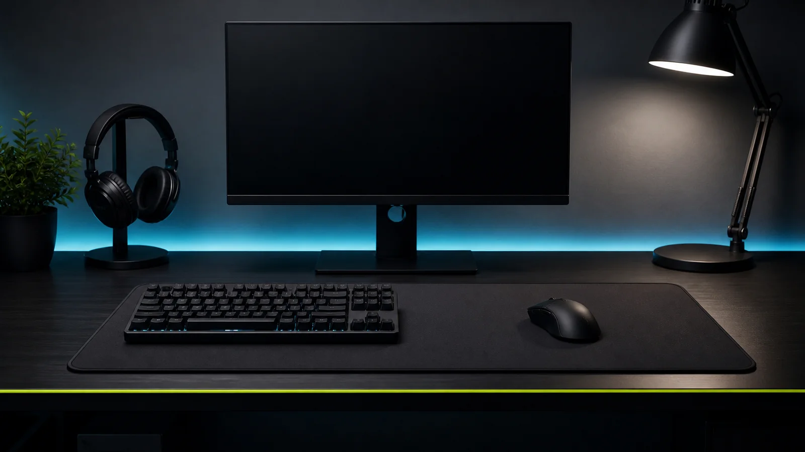 Setup gamer competitivo esencial con teclado compacto, mouse y amplio espacio de mousepad