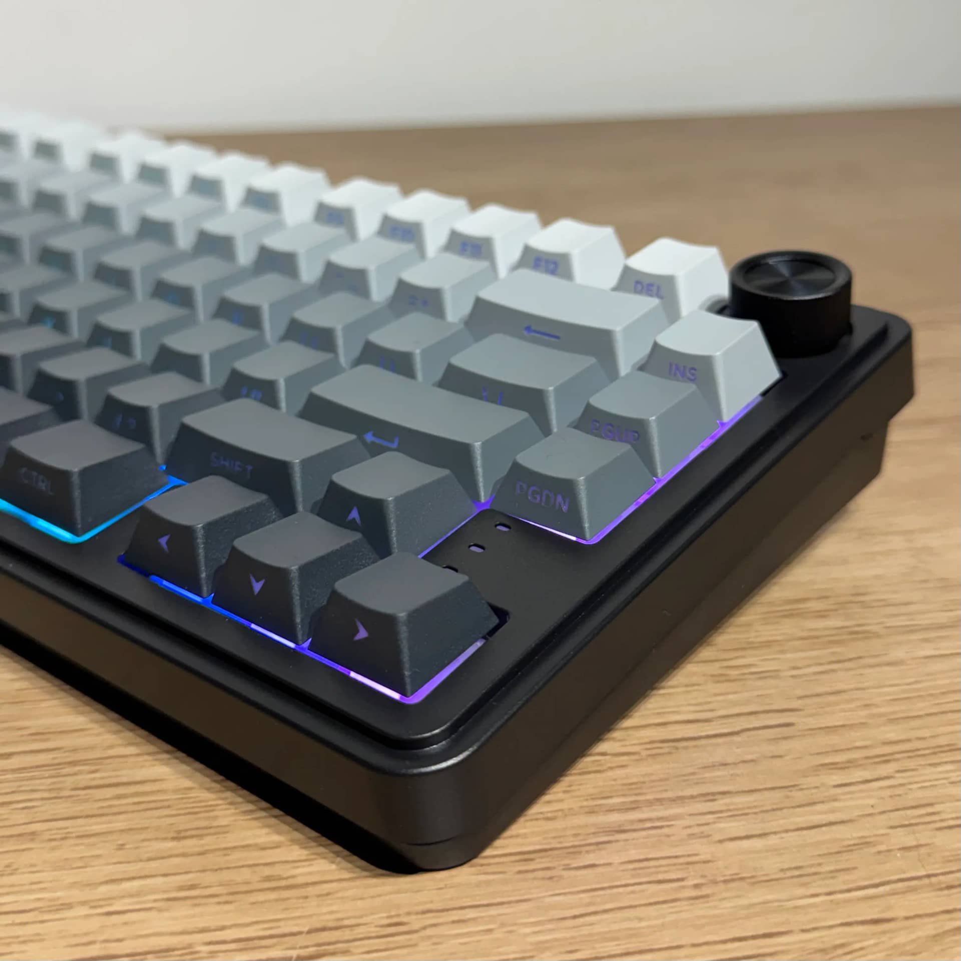 Teclado mecánico Zifriend RX75 Pro 75% color gris oscuro, switch Light Blue — detalle de las teclas direccionales
