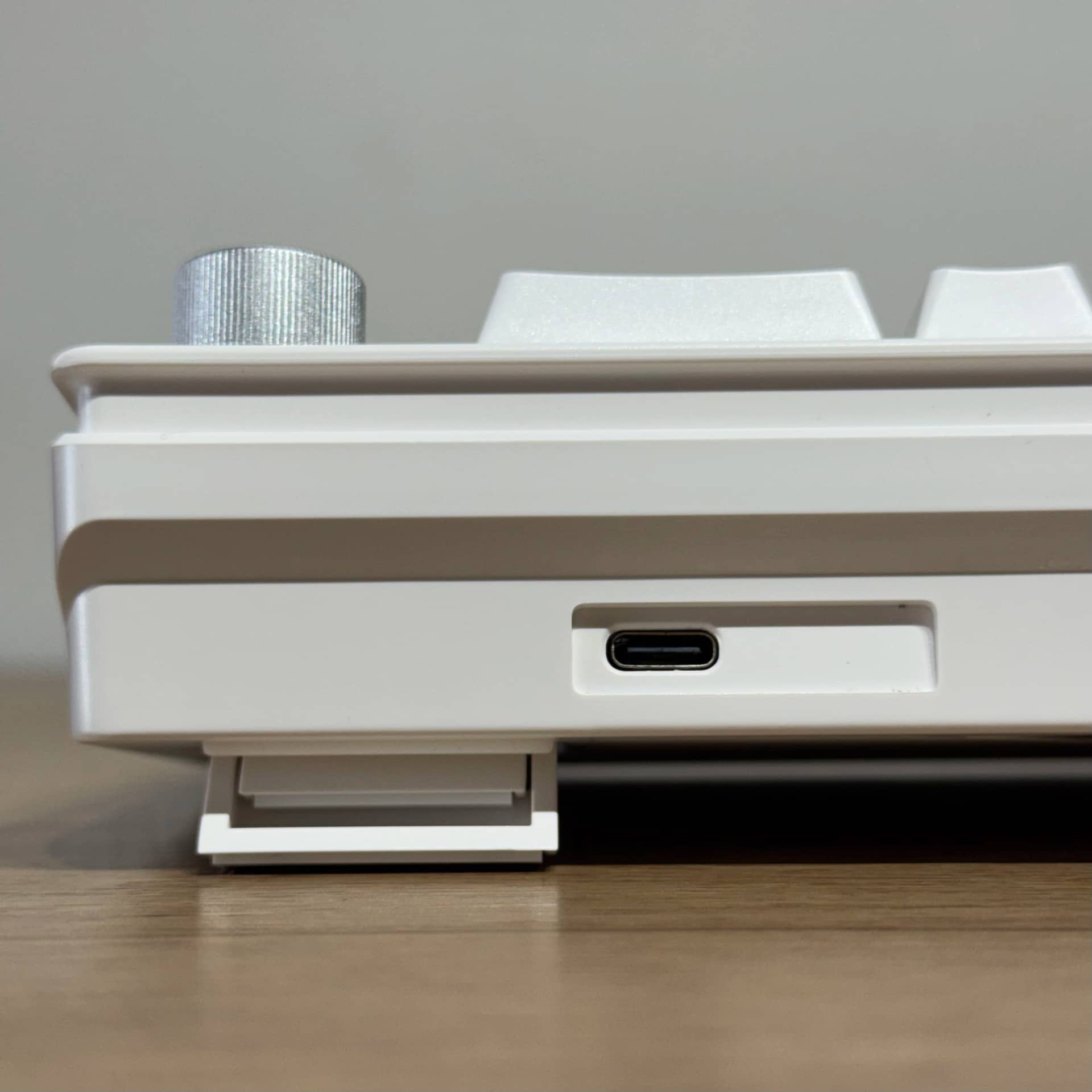 Teclado mecánico Furycube V68 65% color blanco, switch White — detalle del puerto USB-C