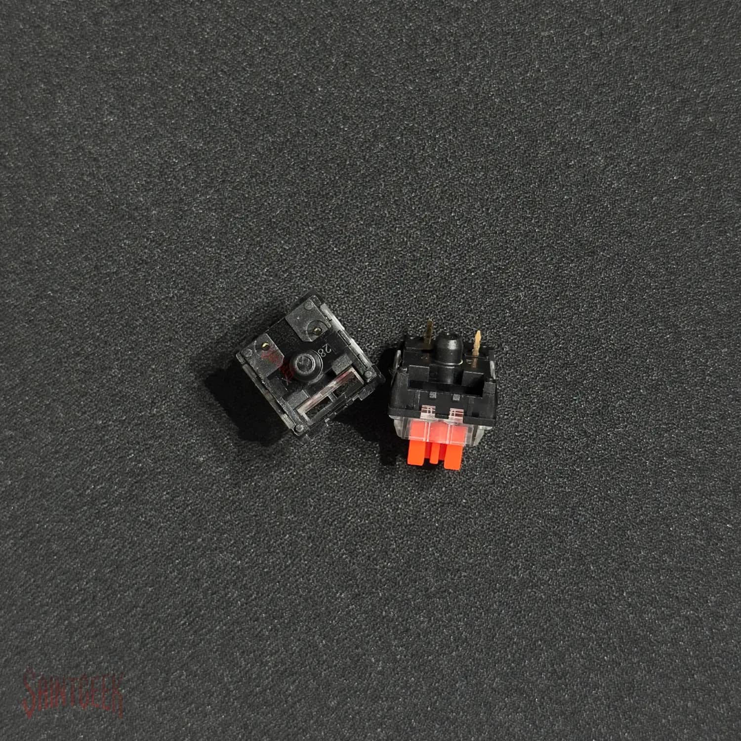 Teclado mecánico Zifriend TK68 65% color blanco, switch Red — Red Switch visto en ángulo