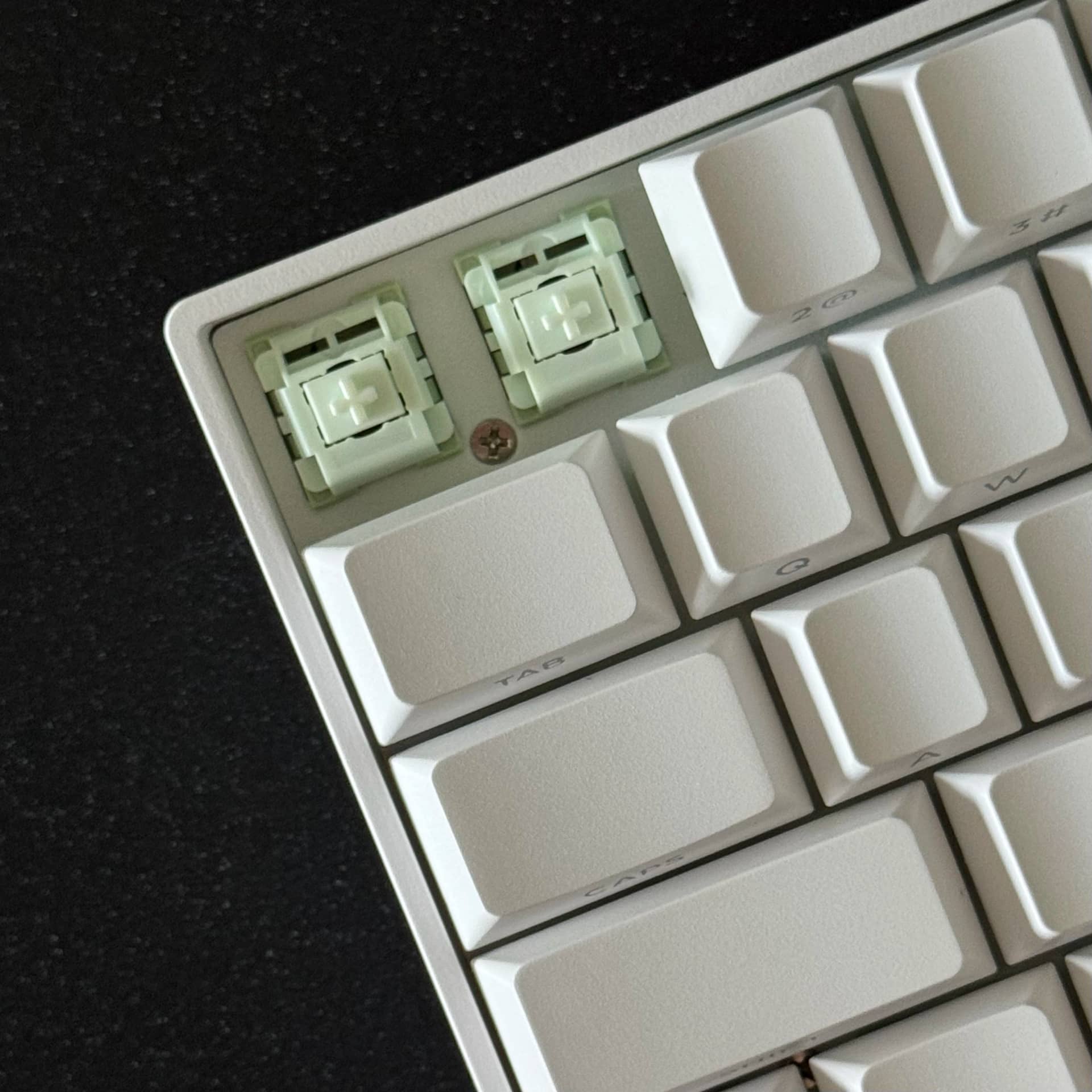 Teclado mecánico Zifriend TK68 65% color blanco, switch Verde Menta — vista 6