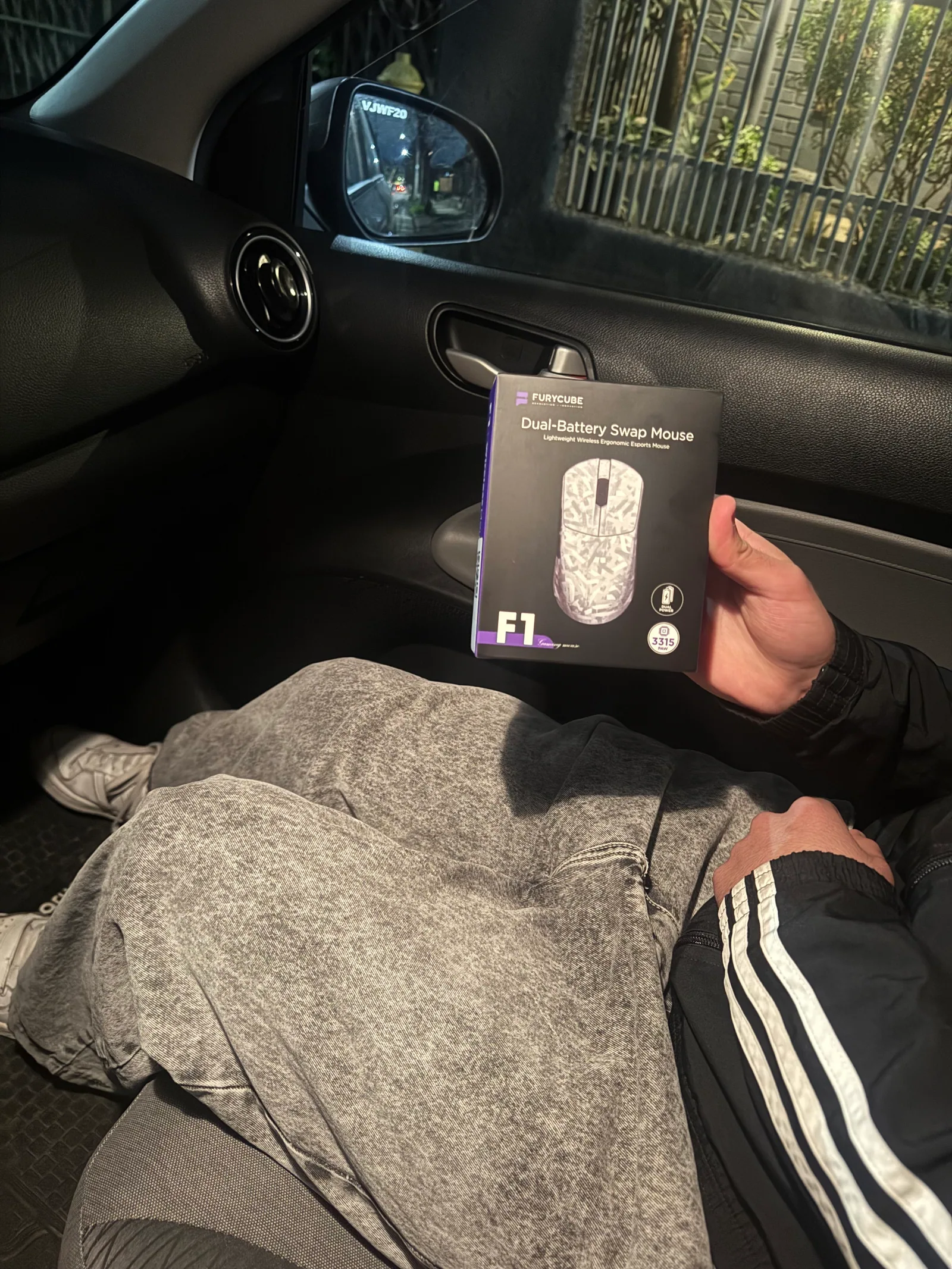Cliente recibiendo un mouse gamer Furycube F1 Phantom plata PAW3315 de SaintGeek