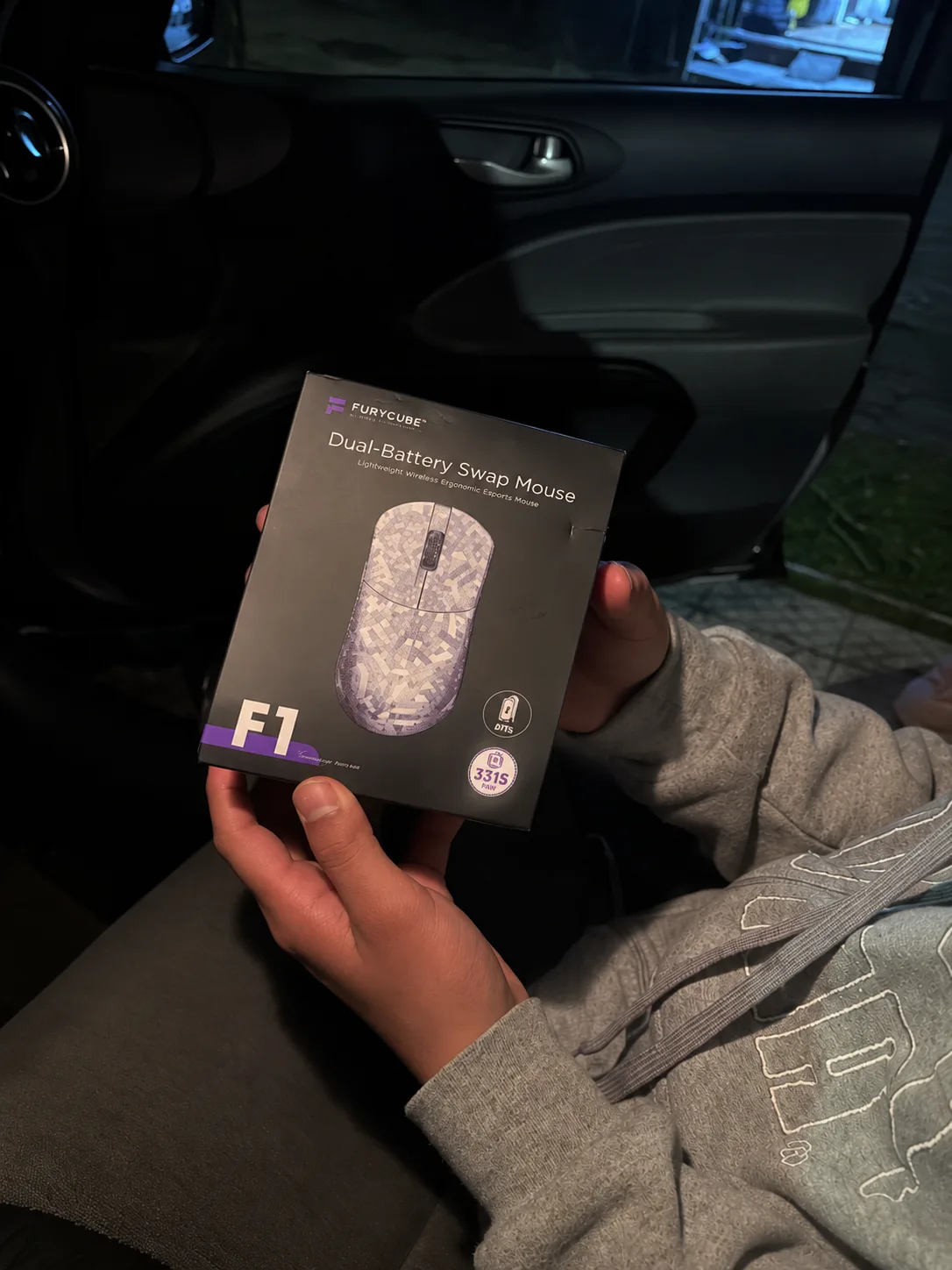 Cliente recibiendo un mouse gamer Furycube F1 en una entrega presencial