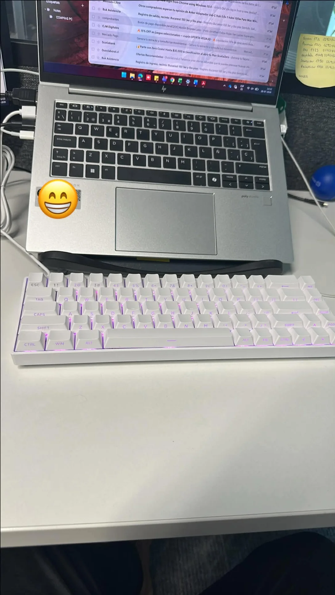 Teclado mecánico blanco entregado presencialmente a un cliente en su oficina