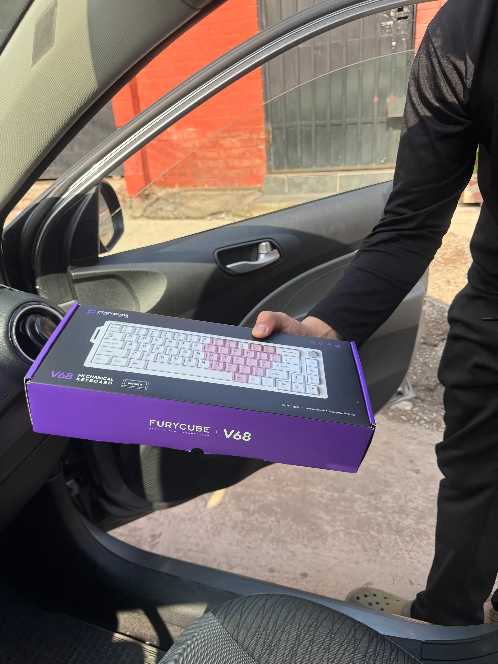 Entrega de un teclado mecánico Furycube V68 a un cliente de SaintGeek