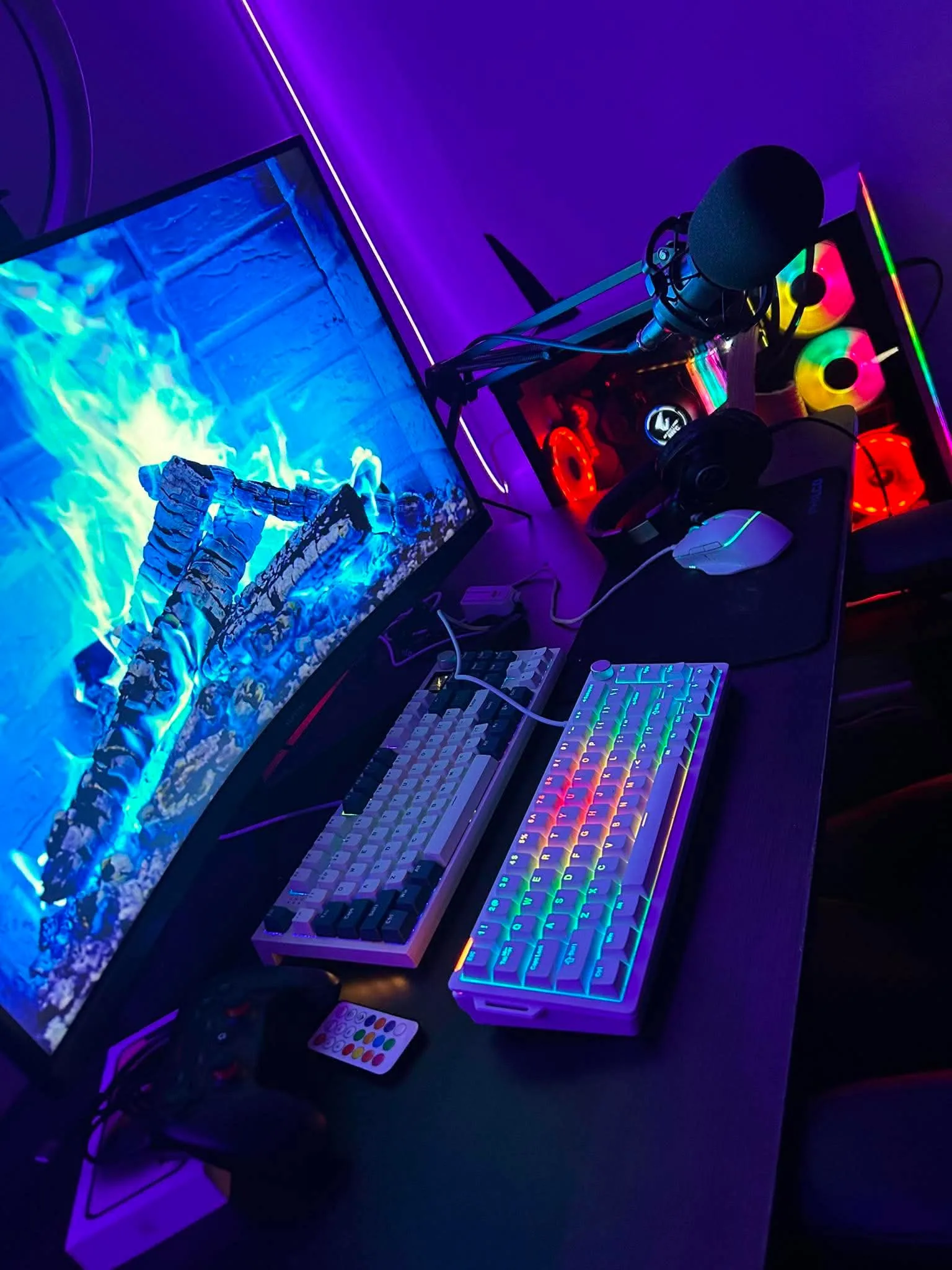 Setup gamer de un cliente con teclado mecánico RGB, monitor y computador iluminado