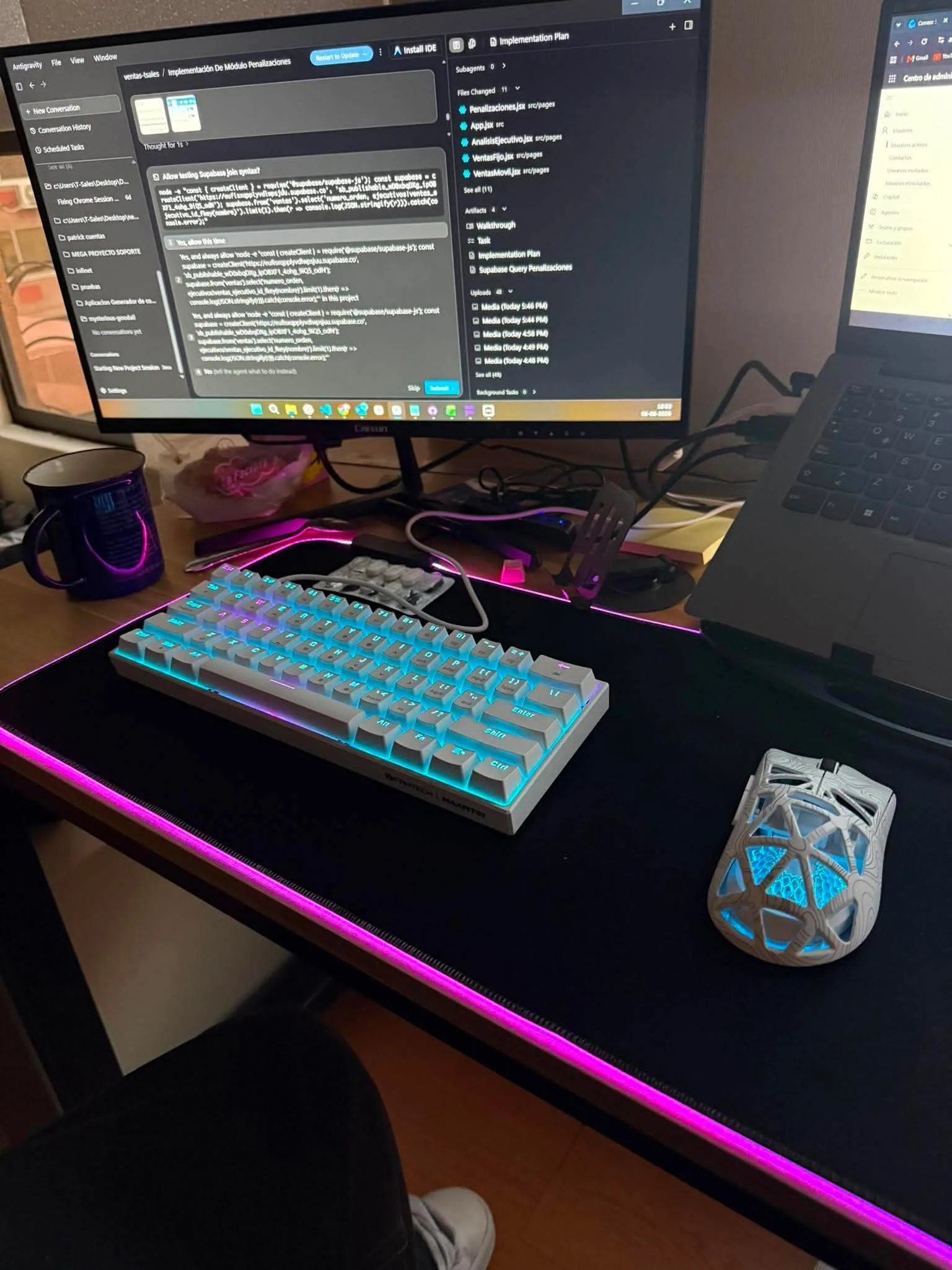 Escritorio de un cliente de SaintGeek con teclado mecánico blanco y mouse RGB