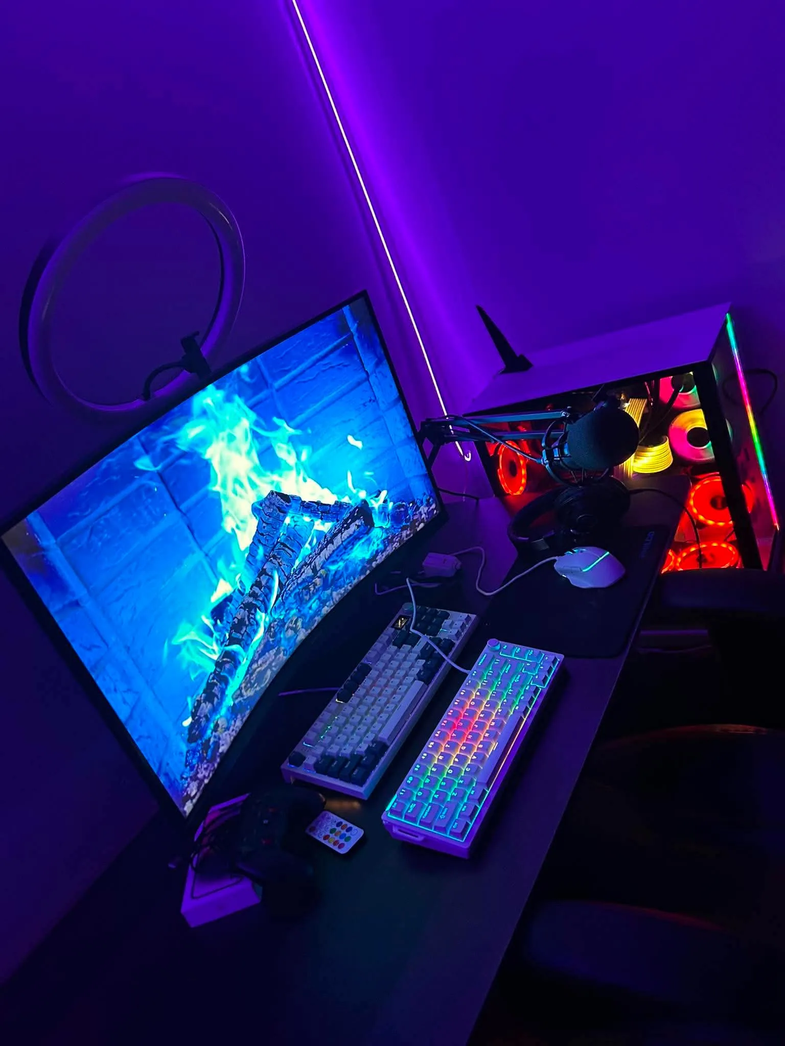 Setup gamer RGB de un cliente con teclado mecánico blanco SaintGeek