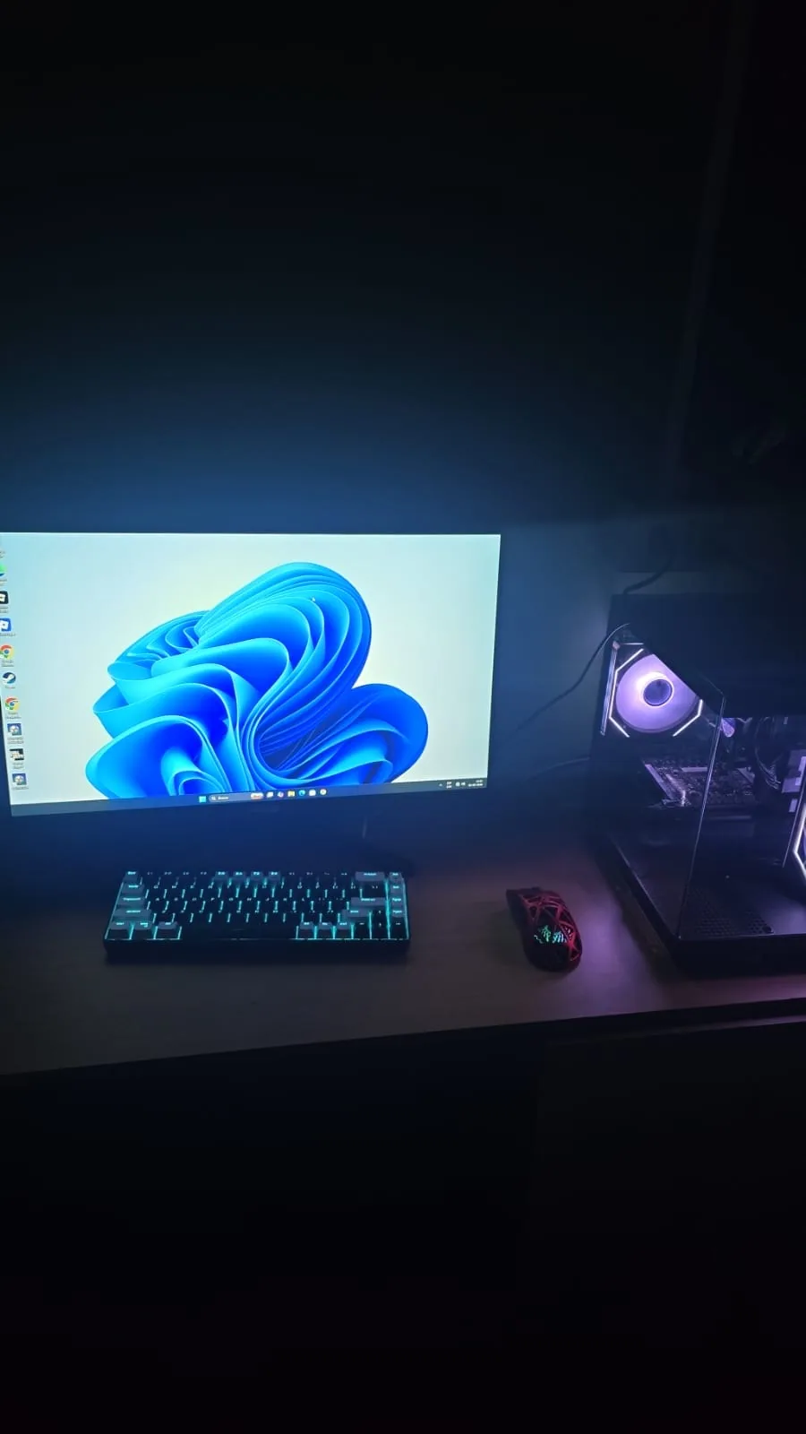 Setup gamer de cliente con mouse Furycube G11 rojo RGB, teclado mecánico y computador iluminado