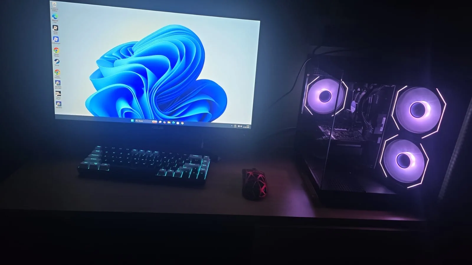 Vista panorámica de setup gamer con mouse Furycube G11 rojo, monitor y computador RGB