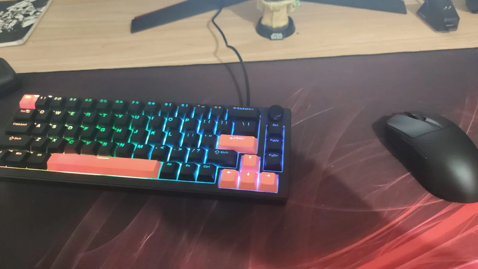 Setup gamer de cliente con teclado Furycube V68 negro RGB y mouse Furycube G13 Pro negro