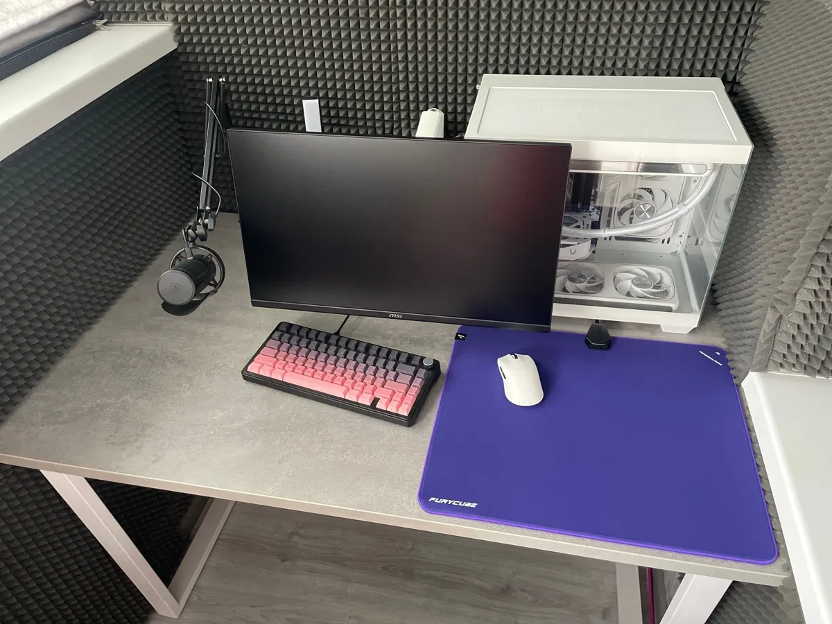 Mouse pad Furycube Zora morado dentro de un setup gamer completo