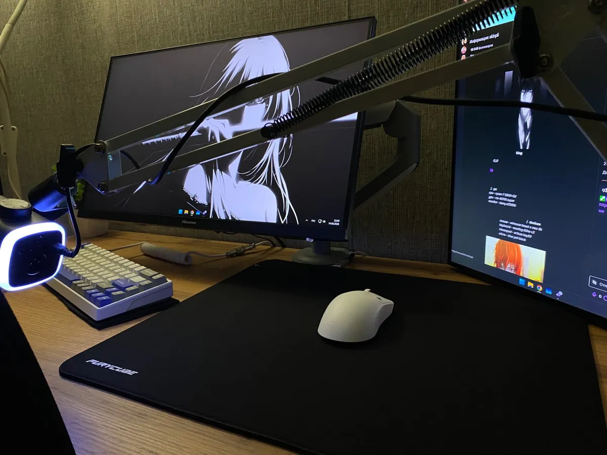 Mouse pad Furycube Zora negro en setup gamer con dos monitores