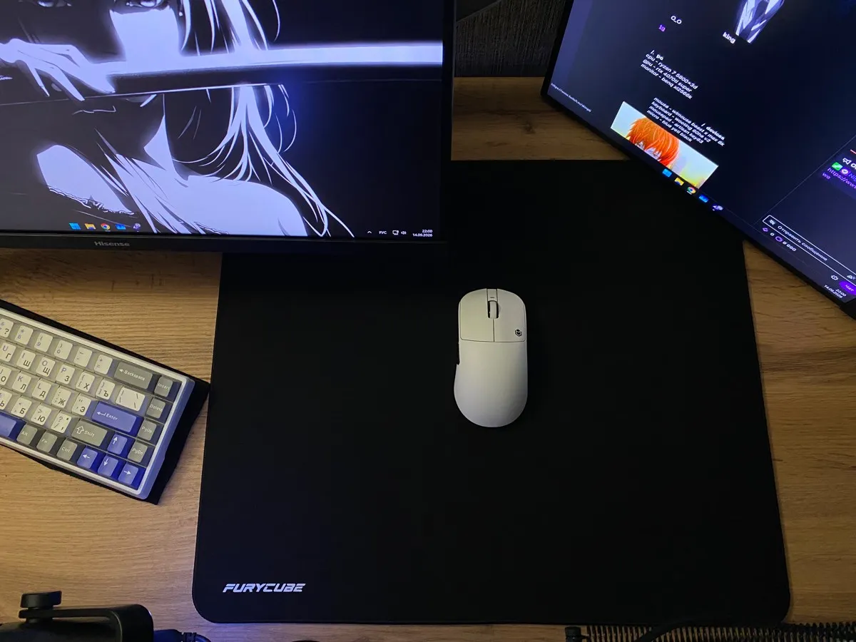 Vista superior de mouse blanco sobre mouse pad Furycube Zora negro
