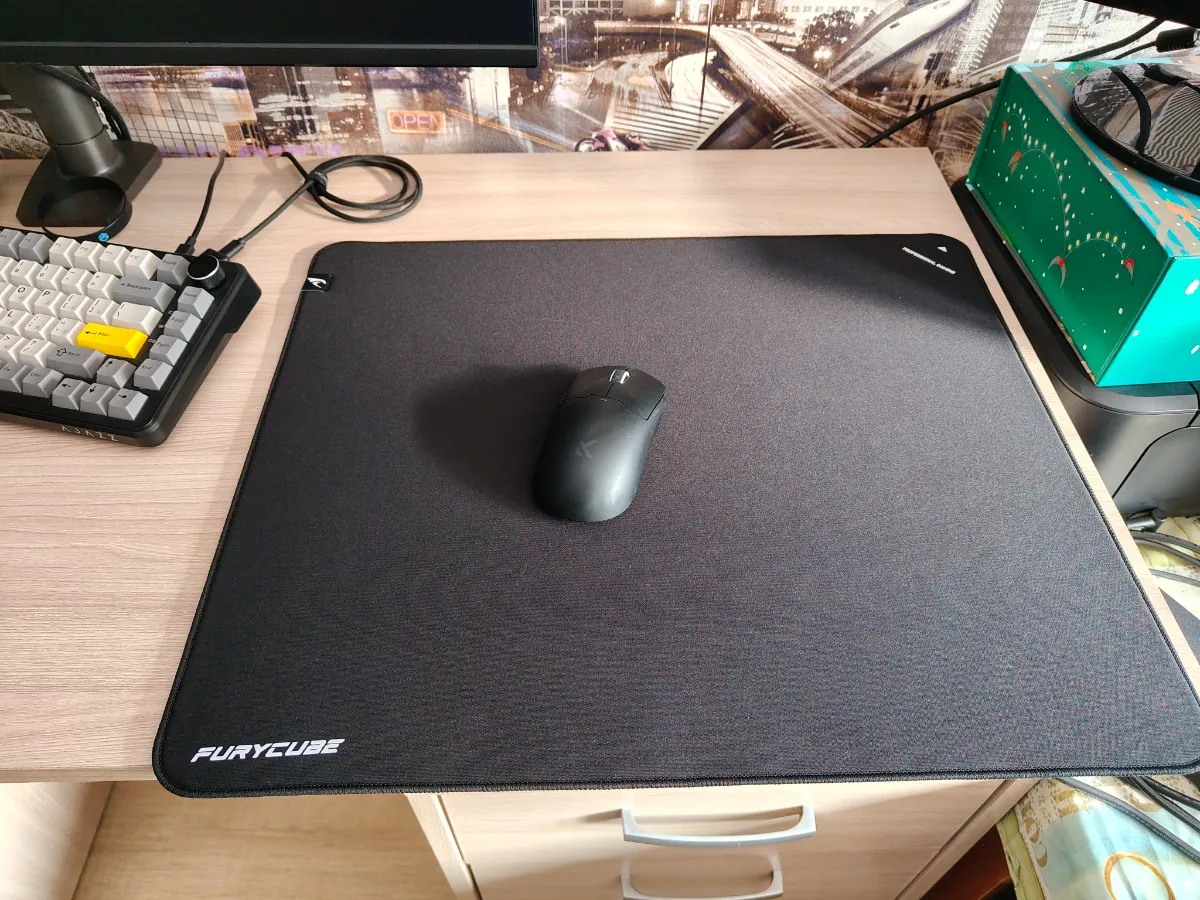 Mouse negro sobre Furycube Zora negro en escritorio de madera clara