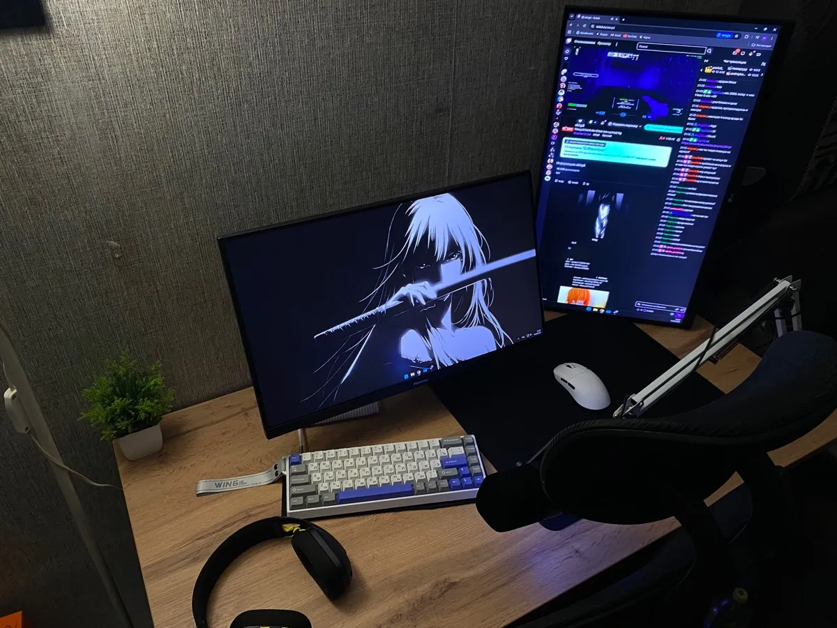 Setup completo con teclado mecánico, mouse blanco y Furycube Zora negro
