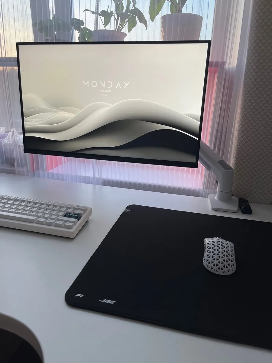Setup minimalista blanco con mouse pad Furycube Zora negro