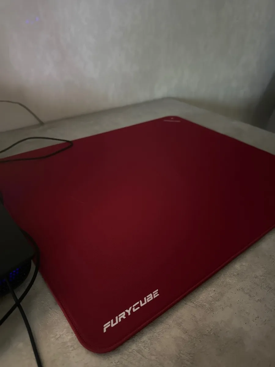 Mouse pad Furycube Zora rojo instalado en el escritorio de un gamer