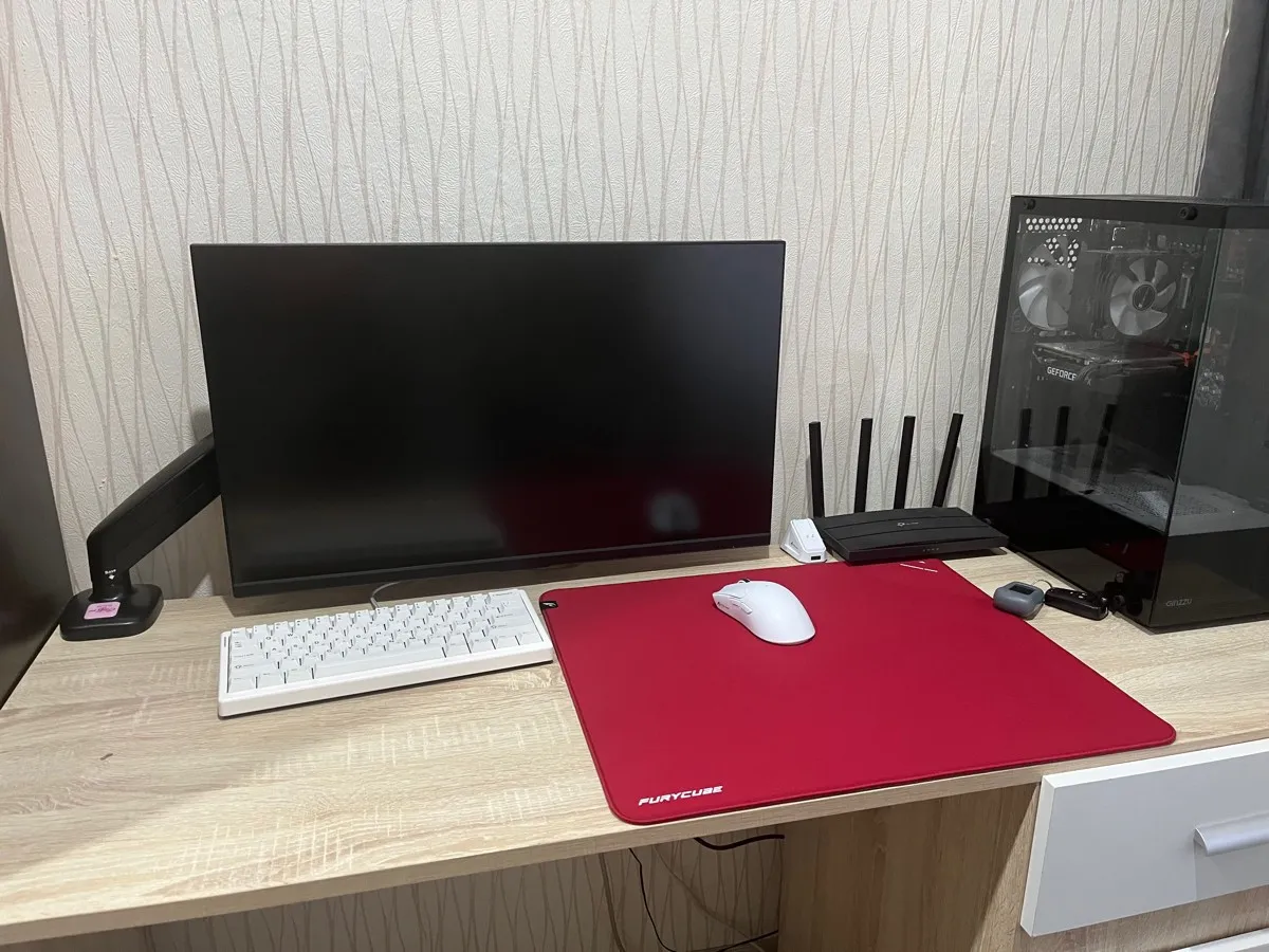 Setup gamer claro con mouse pad Furycube Zora rojo y mouse blanco