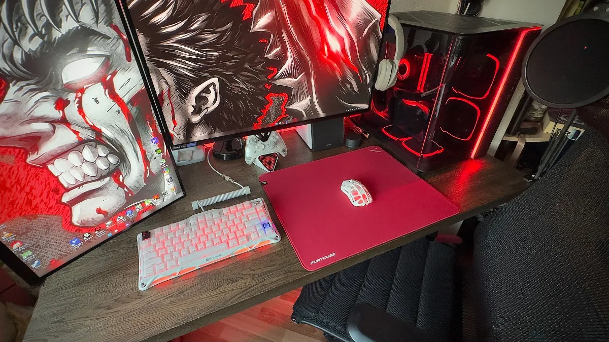 Setup gamer con iluminación roja y mouse pad Furycube Zora rojo