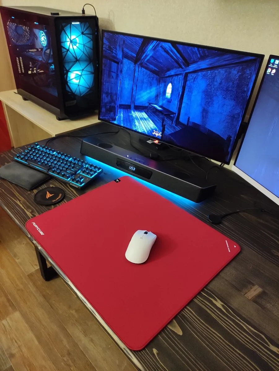 Escritorio gamer con iluminación azul y mouse pad Furycube Zora rojo