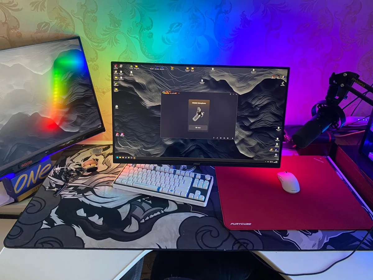 Setup de streaming RGB con mouse pad Furycube Zora rojo