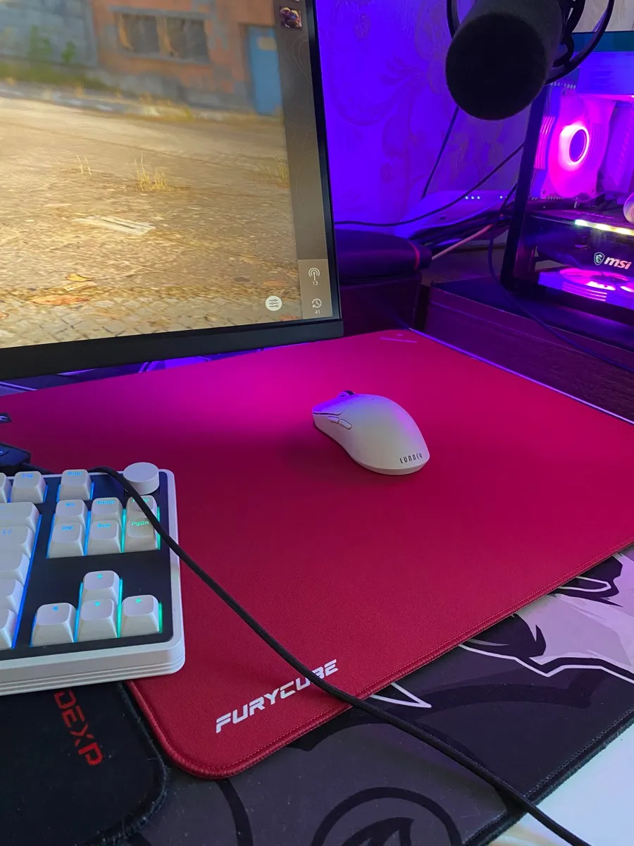 Mouse gamer blanco y teclado mecánico sobre Furycube Zora rojo