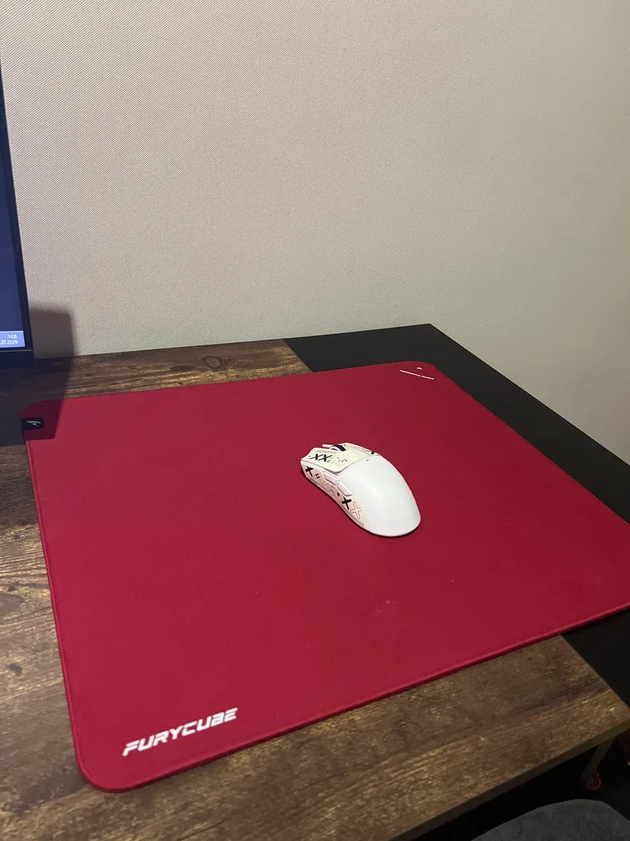 Mouse pad Furycube Zora rojo sobre escritorio de madera