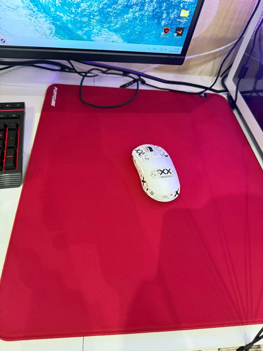 Mouse gamer blanco sobre mouse pad Furycube Zora rojo en escritorio blanco