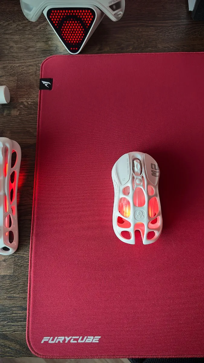Mouse gamer ultraliviano con iluminación sobre Furycube Zora rojo